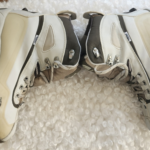 The North Face Women’s Sz 9 HydroSeal Waterproof Hiking Snow Boots Cream Winter - Picture 4 of 15